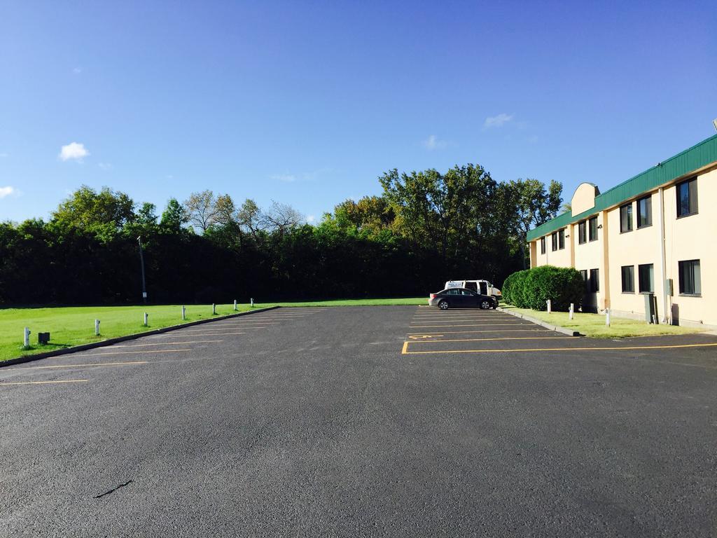 Howard Johnson By Wyndham Portage La Prairie Exterior photo